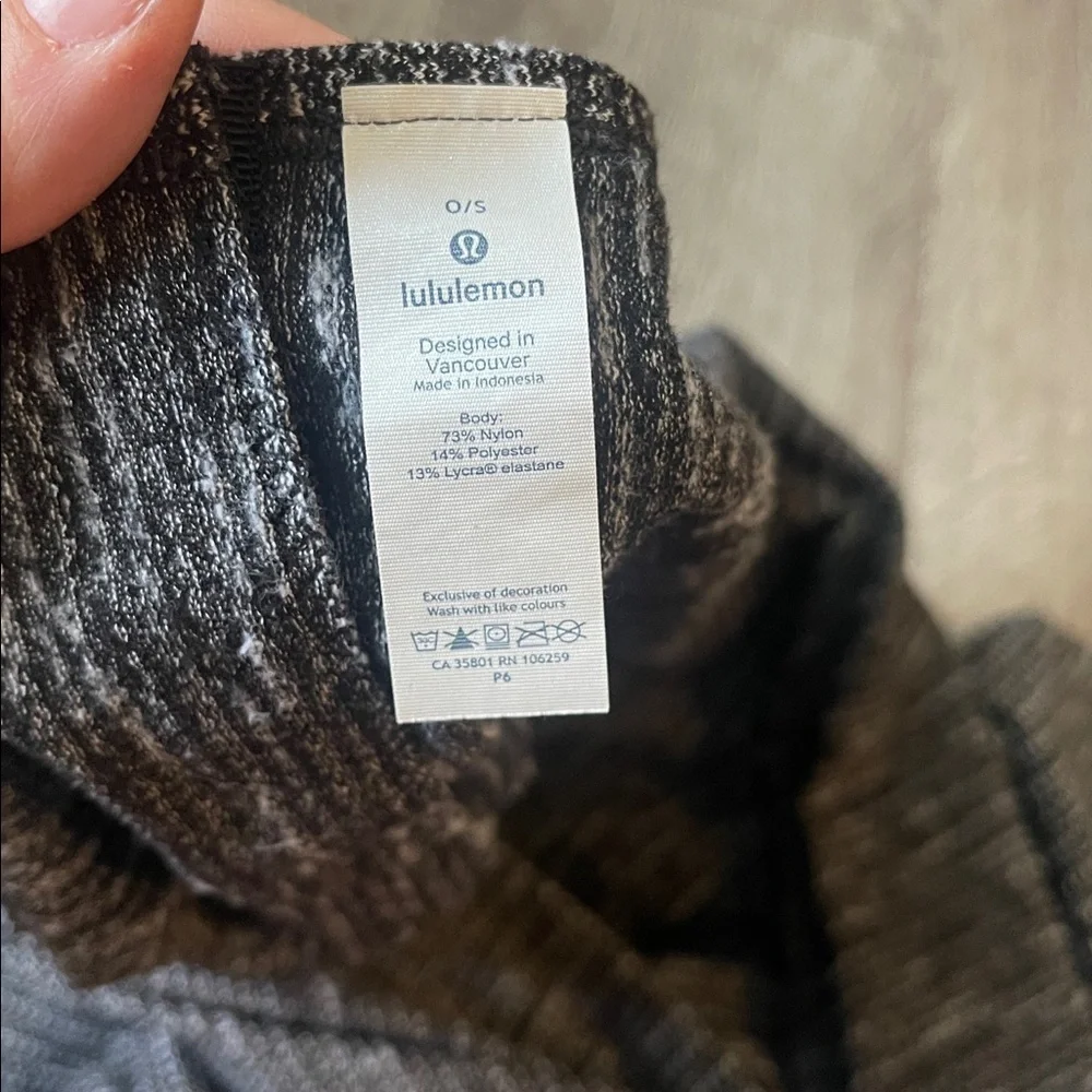 Lululemon Rulu Vinyasa Scarf black and white versatile infinity